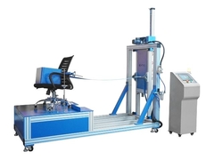 Офисный стул, проверяющий прочность подлокотников и прочность спинных решеток